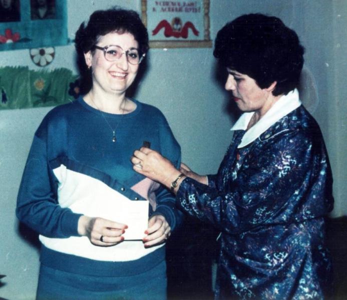 Вручение С. Т. Грековой значка «За отличную работу» , 1985 год Вручение С. Т. Грековой значка За отличную работу, 1987 год