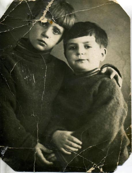 Сестры Аврора (слева) и Ира Дворкины, 1937 год