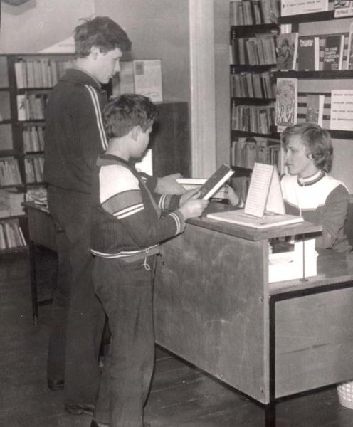Библиотекарь абонемента Е. К. Осичева работает с читателями, 1982 год