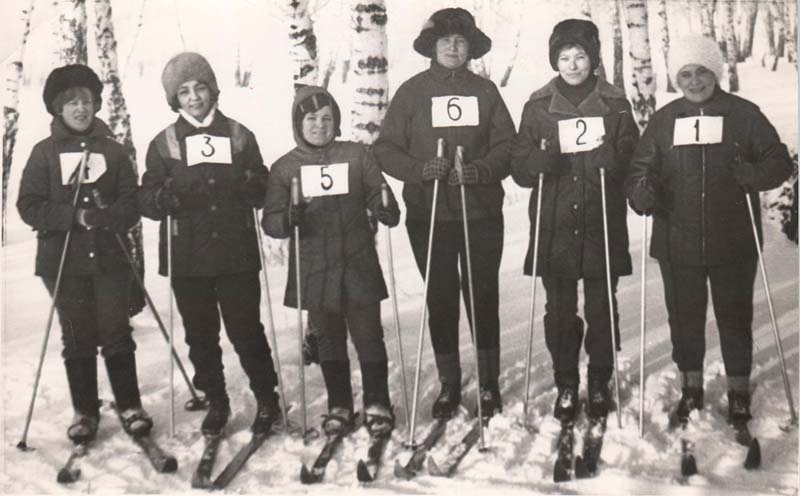 Е. К. Осичева (слева) с коллективом библиотеки на соревнованиях, 1981 год