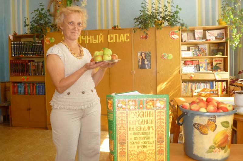 Е. К. Осичева готовит выставку, 2013 год