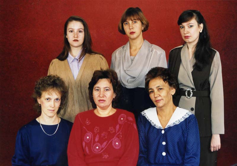 Коллектив библиотеки 1997 года. Сидит слева Е. К. Осичева