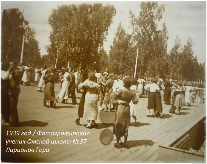 Танцплощадка в Парке культуры и отдыха, лето 1939 года. Источник: https://pastvu.com/p/818952