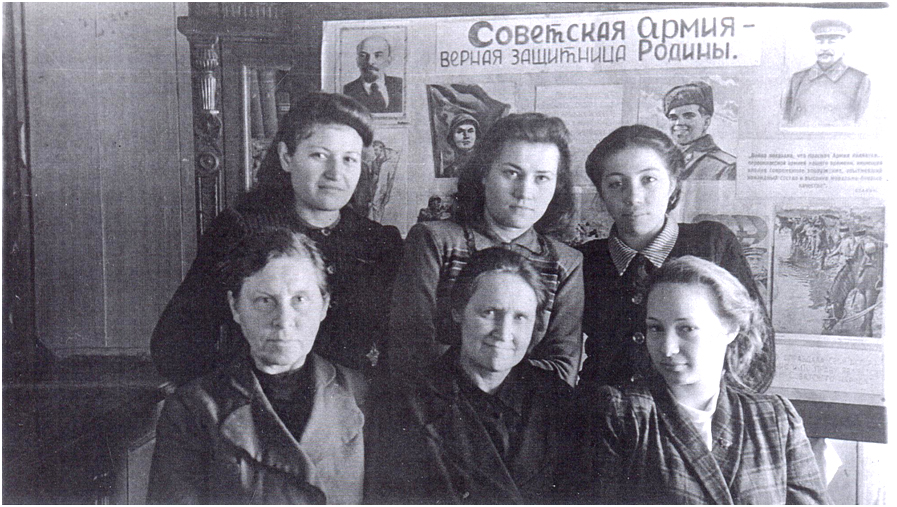 Коллектив библиотеки им. И. В. Сталина. В центре сидит заведующая библиотекой М. М. Морова, 1950 год