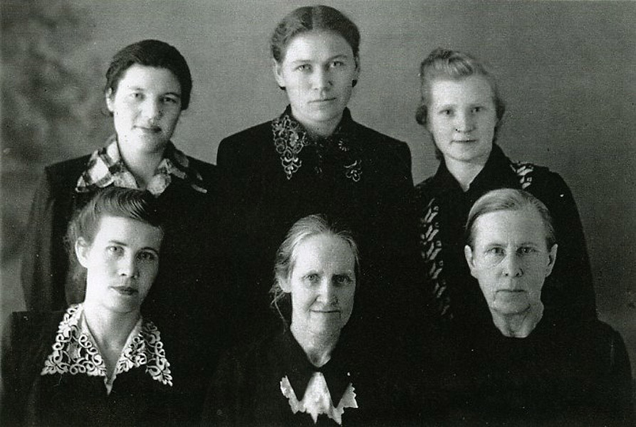 Коллектив библиотеки им. И. В. Сталина: Шаркова, М. Н. Фасхутдинова, Д. Чех, Г. В. Евстахова, М. М. Морова, Н. В. Сцепуро, 1957 год