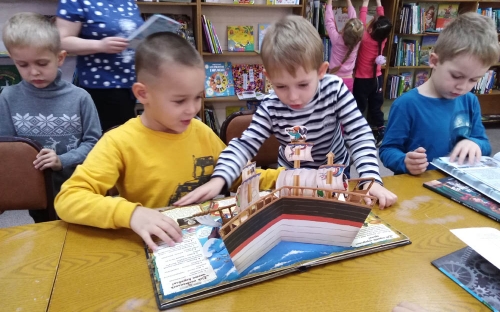 Более 4000 омичей познакомились с книгами Литературного экспресса image 6